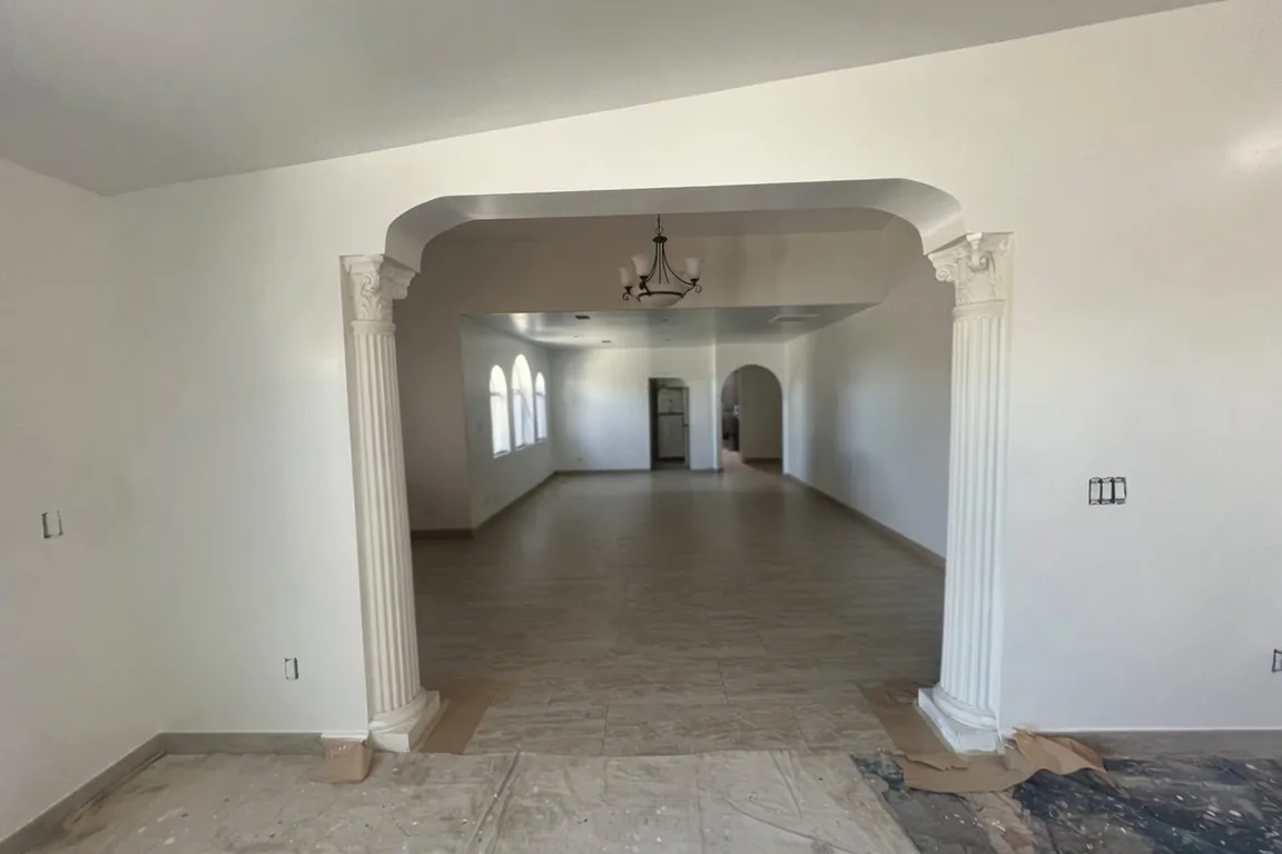 Arched opening and columns finished in white, a Tony's Painting job in San Diego County